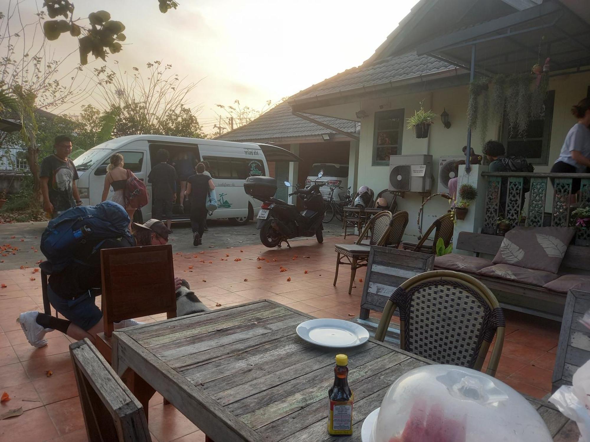 Plus Hostel Ayutthaya Esterno foto