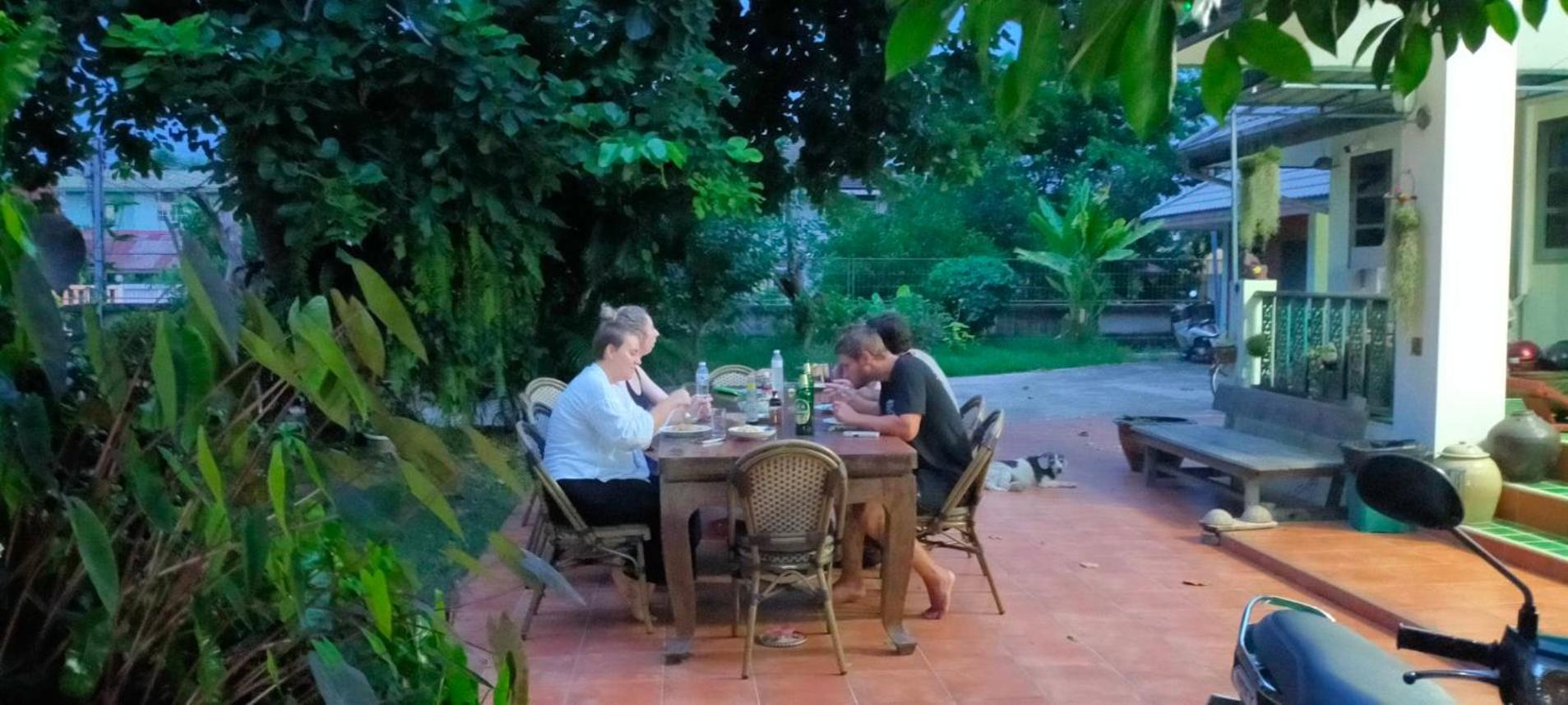Plus Hostel Ayutthaya Esterno foto